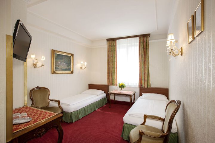 Room 13 of 40