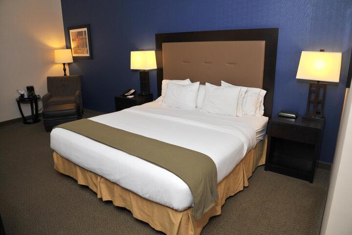 1 King Bed Studio Suite (2 of 5)