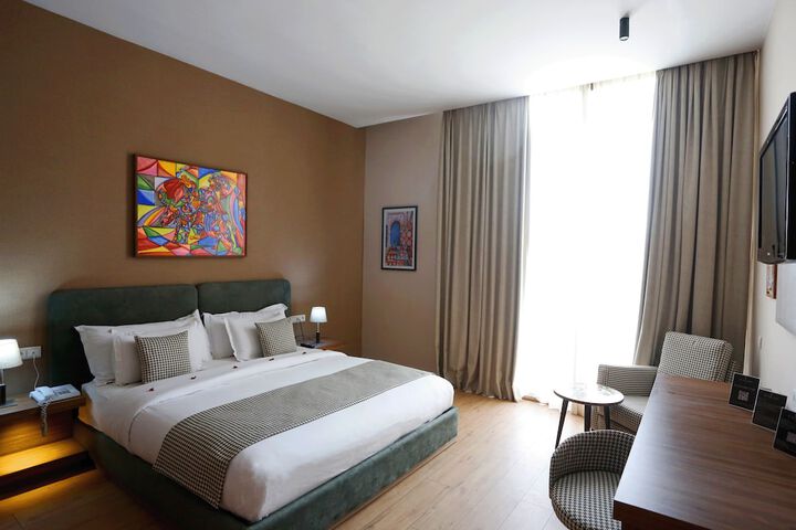 Room 16 of 80