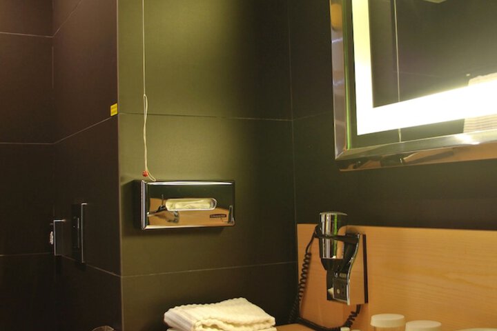 Room 19 of 80