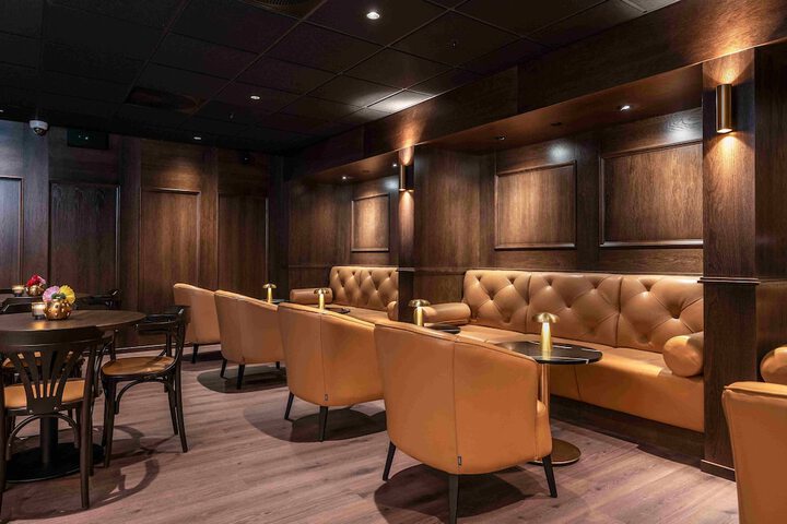 Lounge 40 of 61