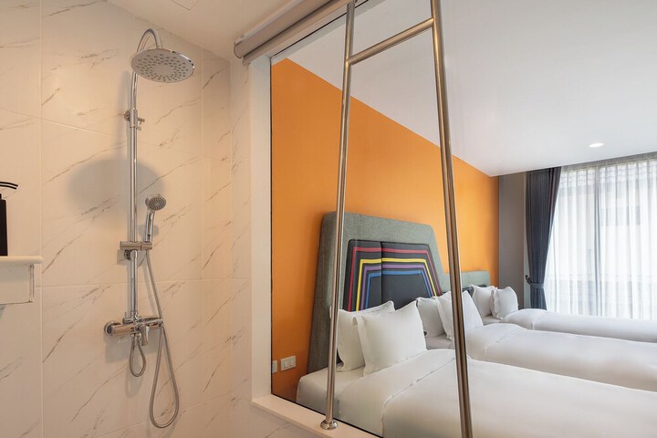 Room 6 of 50