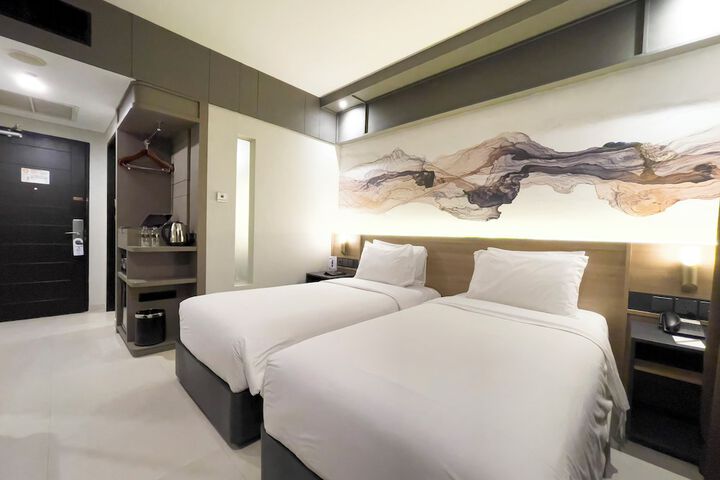 Room 10 of 80