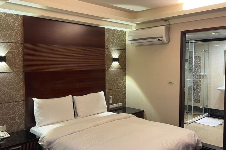 Room 35 of 59