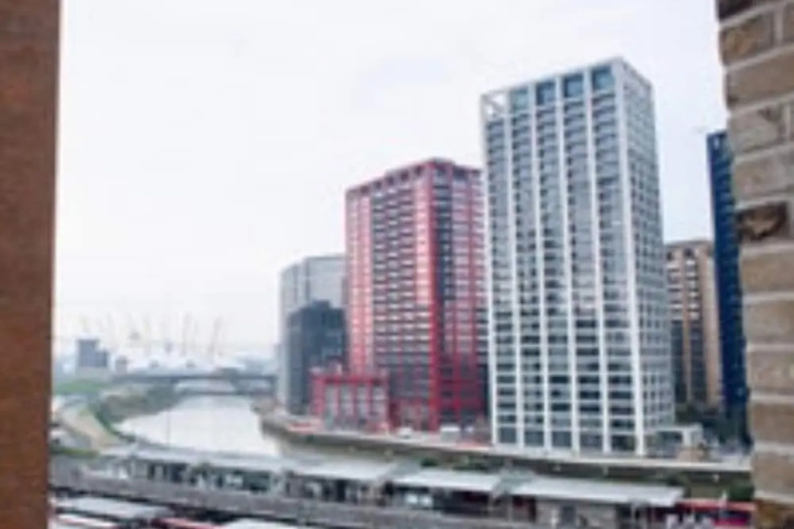 Spacious Flat in London Zone 2 With River Views