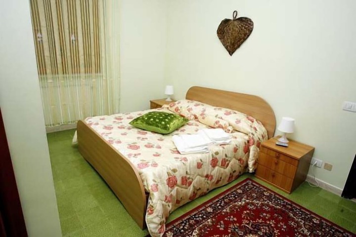 Room 6 of 30