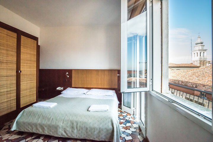 Room 9 of 40