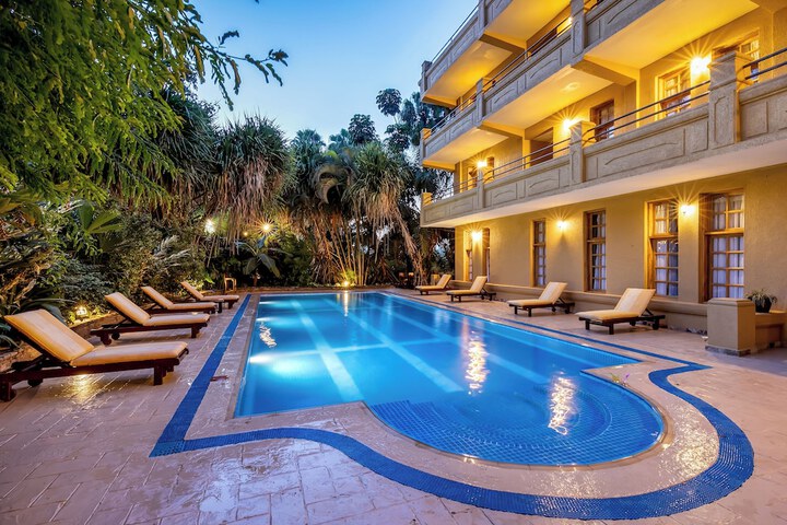Hotel Pool