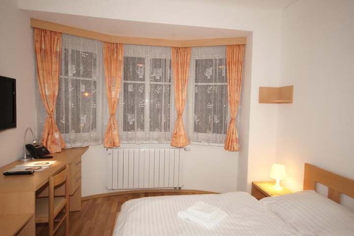 Room 10 of 38