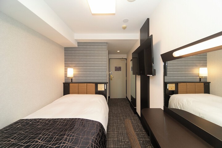 Room 10 of 33