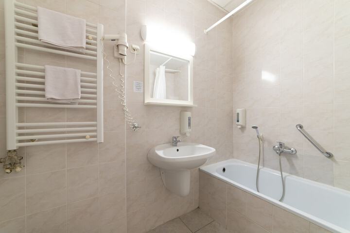 Room 16 of 25