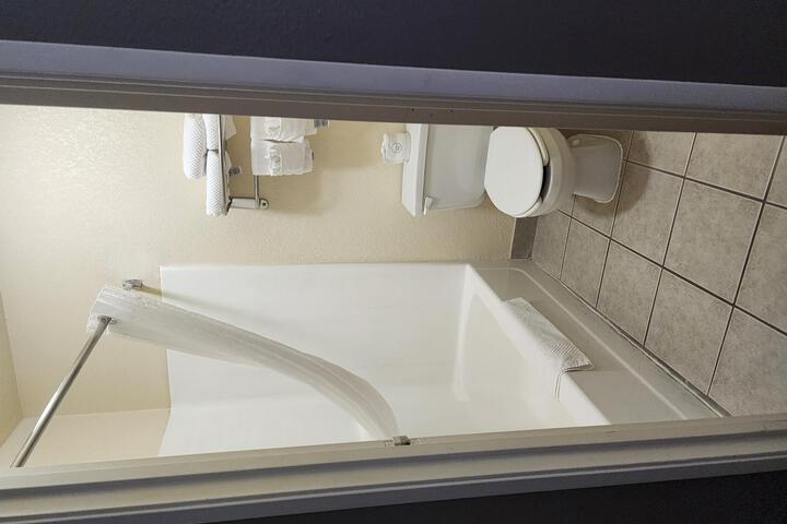 Business Queen Bed Accessible (4 of 14)
