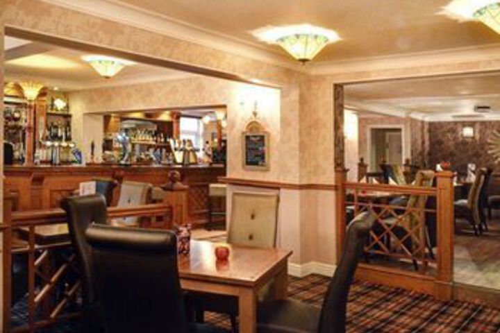 Lounge 17 of 19