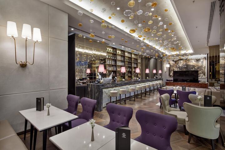 Lounge 205 of 243