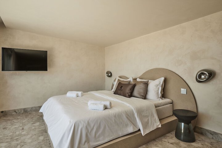 Room 35 of 212