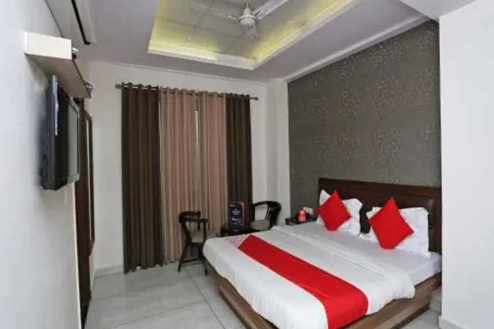 Room 5 of 9