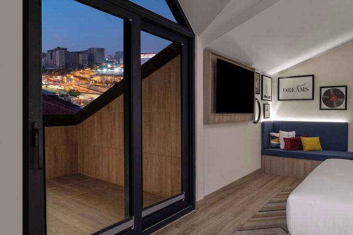 Room 9 of 13