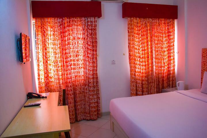 Room 9 of 34