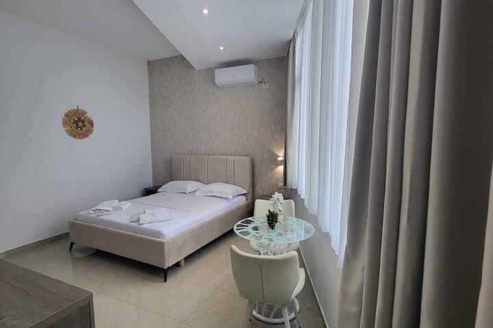 Room 2 of 68