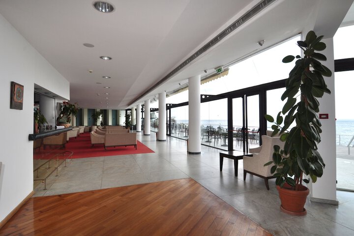 Lounge 40 of 64