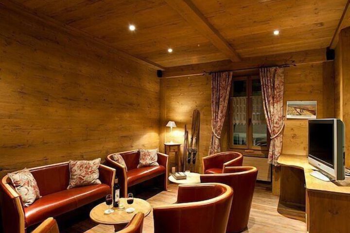 Lounge 46 of 56