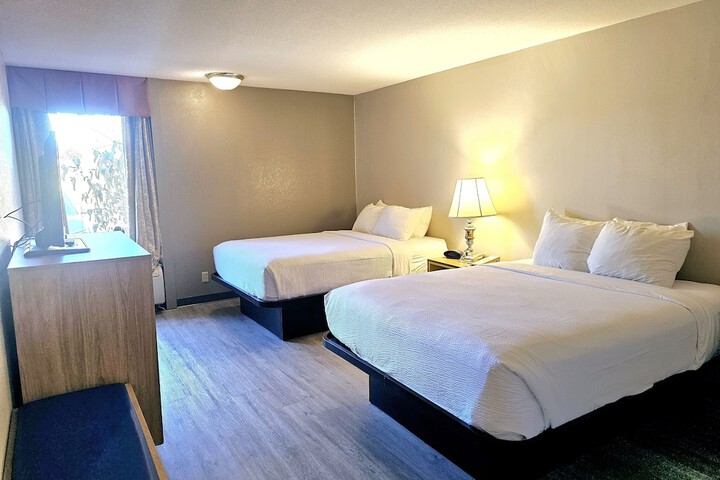 2 Queen Beds (7 of 9)