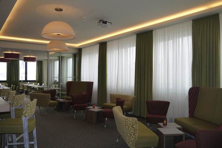 Lounge 36 of 46