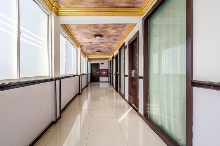 Ballroom/Hall 46 of 48