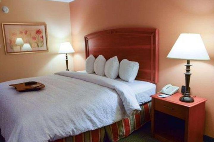 1 Queen Bed (7 of 9)