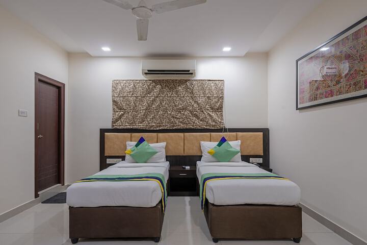 Room 13 of 37
