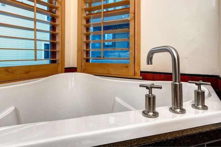 TOWN LIFT GEM 4 BEDROOM BY REDAWNING 2