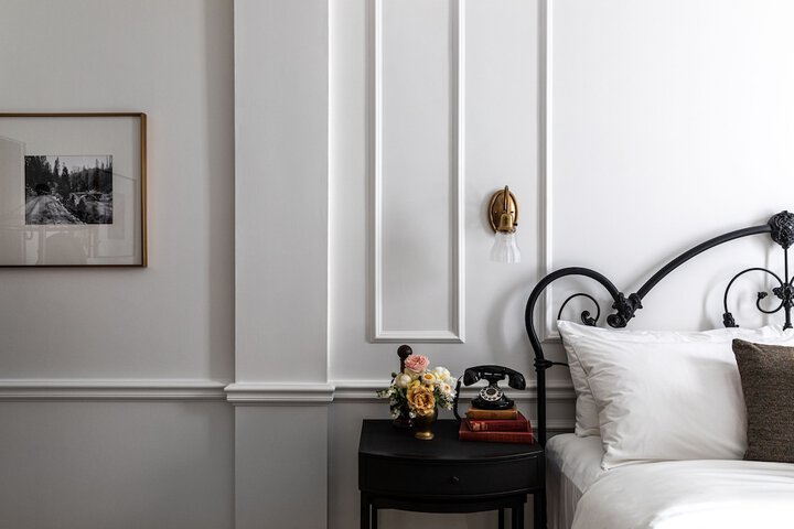 Deluxe Queen Bed (3 of 10)