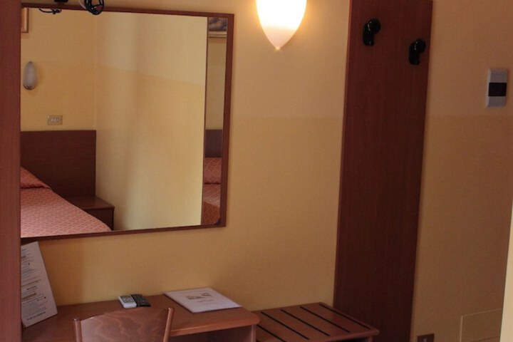 Room 14 of 28