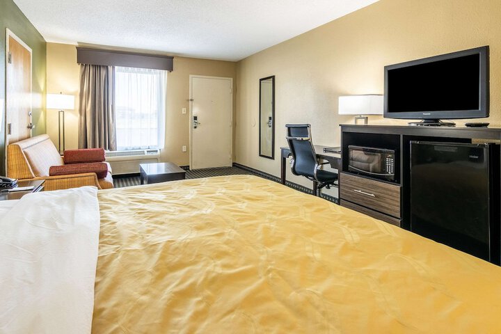 1 King Room (5 of 16)