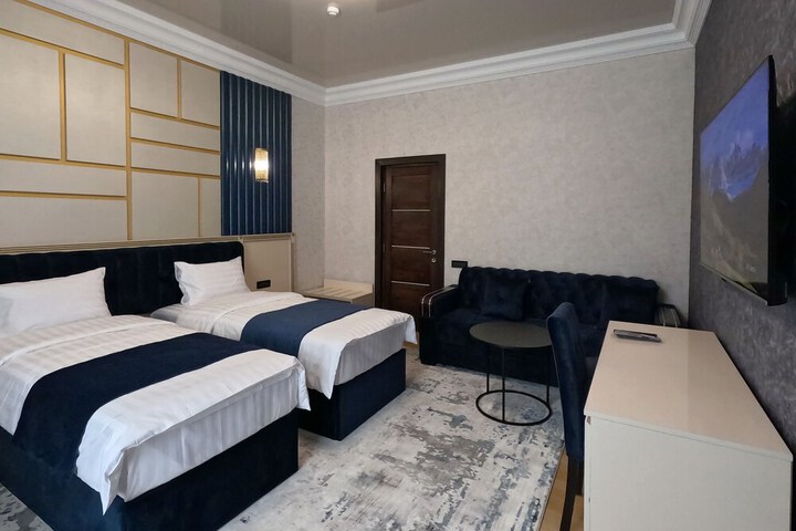 Room 6 of 25