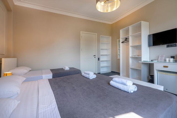 Room 42 of 77