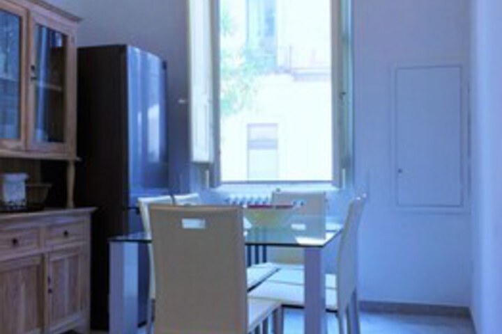 Room 6 of 9