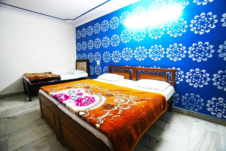 Room 13 of 37