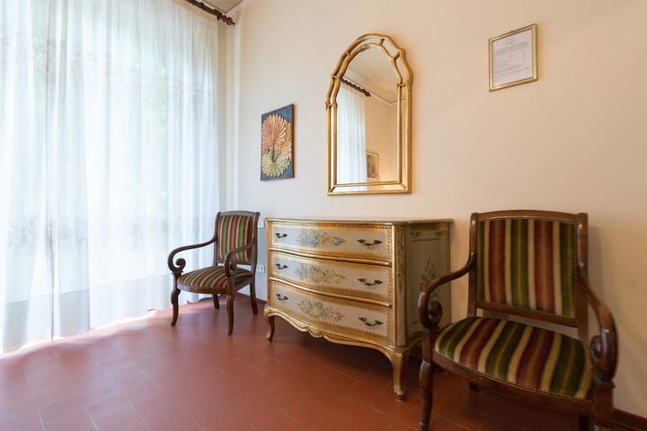 Room 5 of 11