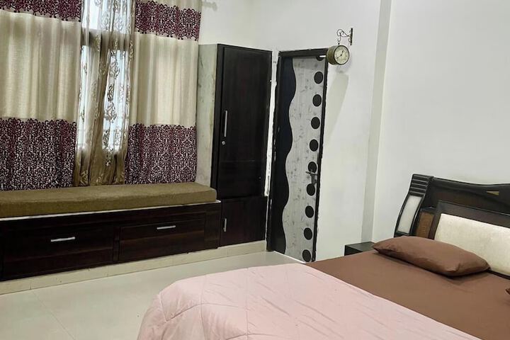 Serene Lakeside Homestay