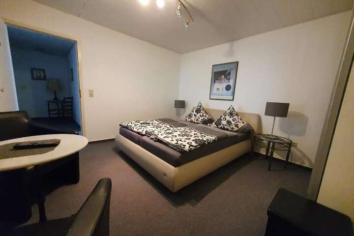 Room 7 of 33