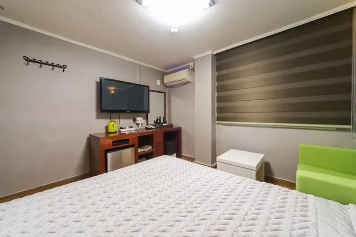 Room 3 of 16