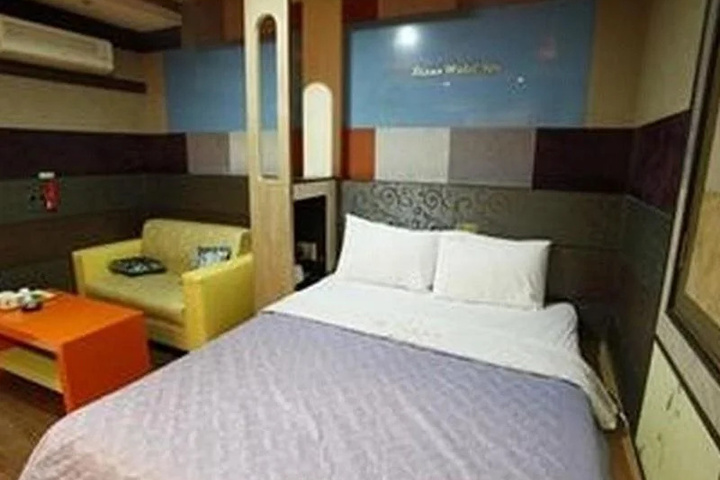 Room 5 of 11