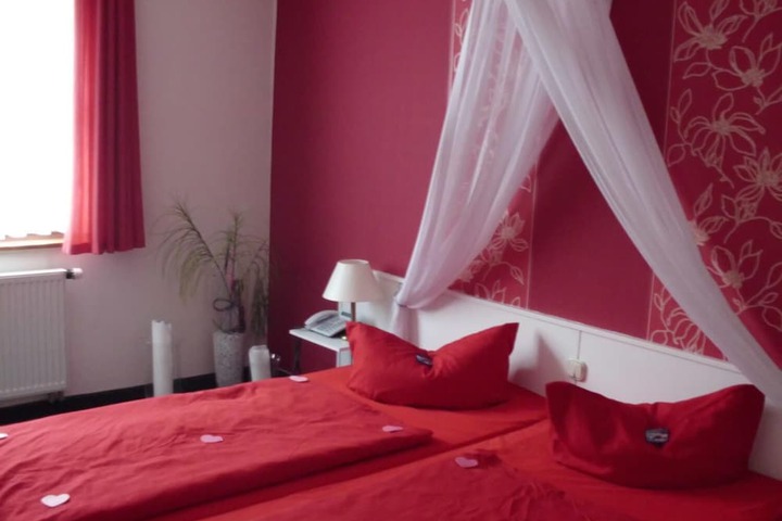 Room 7 of 33