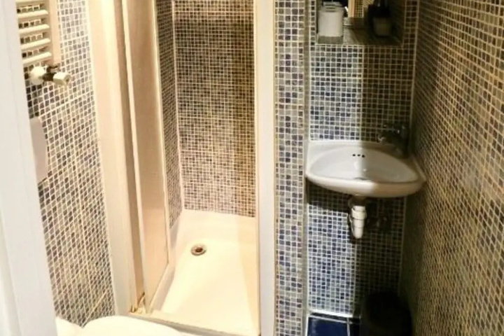 Room 6 of 11