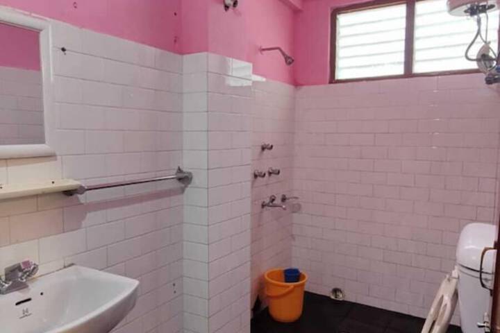 Room 5 of 10
