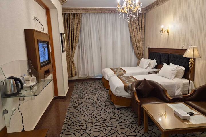 Room 10 of 32