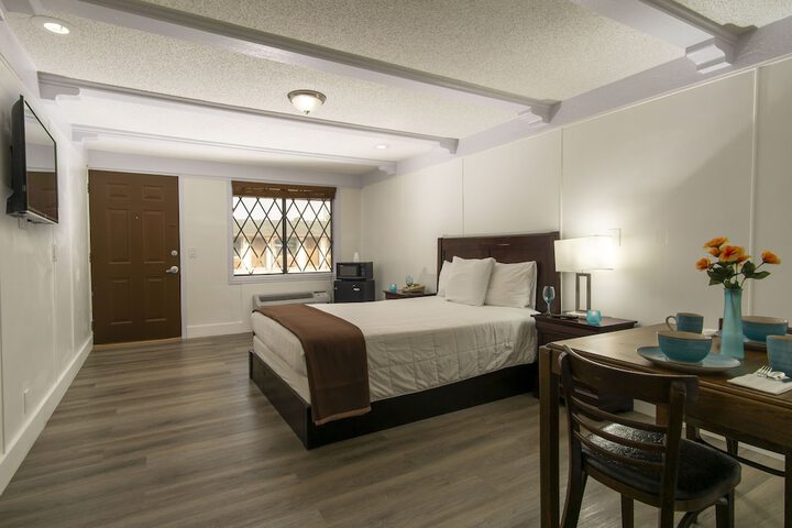 Standard Queen Bed City View (5 of 22)