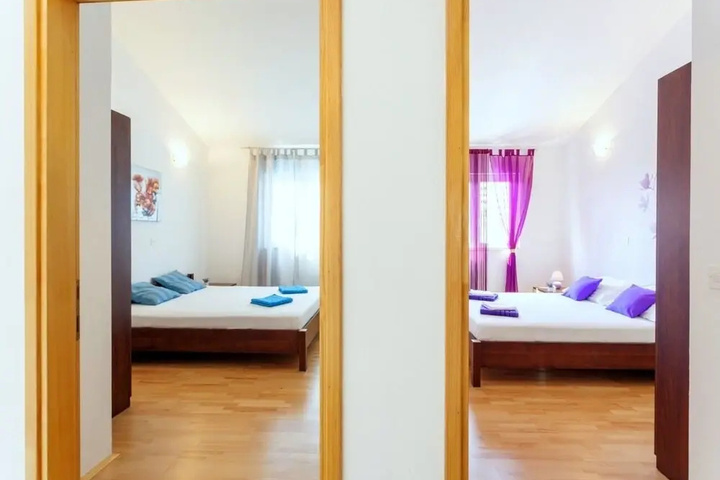 Room 4 of 16