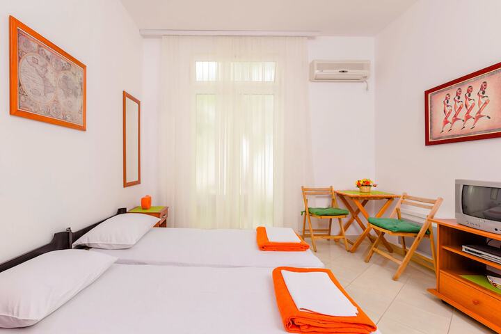 Room 9 of 43